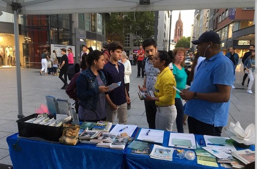 Image for article  Almanya :  Frankfurt Motor Fuarında Halka Falun Gong Hakkında Bilgi Verildi