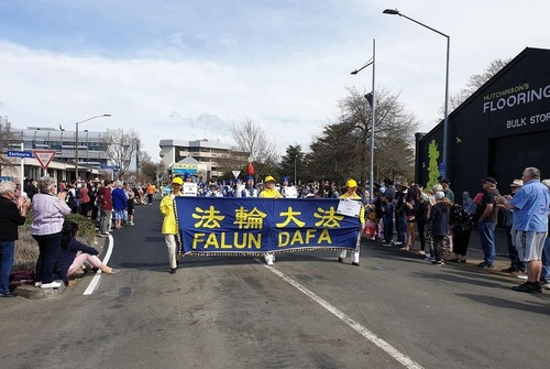 Image for article Yeni Zelanda: Falun Gong, Hasat Festivali Geçit Töreninde Sıcak Karşılandı