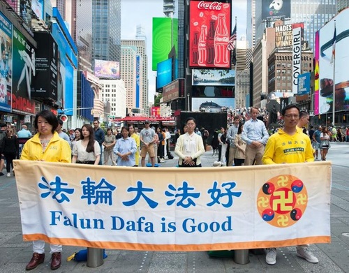 Image for article New York: Falun Gong Gösterisi Times Meydanı'na Canlılık Kattı