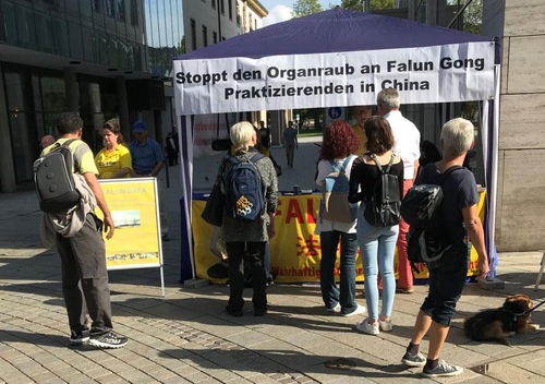 Image for article Almanya: Falun Dafa Standı, Meditasyon ve Çin'deki Zulüm Hakkında Farkındalık Yarattı