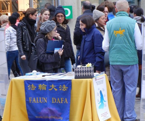 Image for article İsviçre: Falun Gong Tanıtıldı ve İnsanlara Çin Komünist Rejiminin Zulmü Anlatıldı