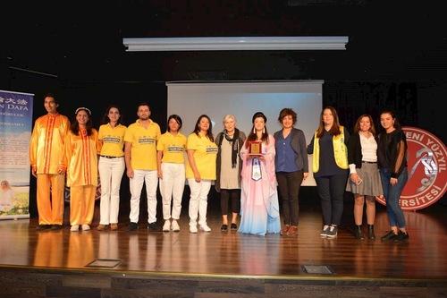 Image for article Türkiye: Yeni Yüzyıl Üniversitesi’nde Falun Dafa’nın Tanıtımı Yapıldı