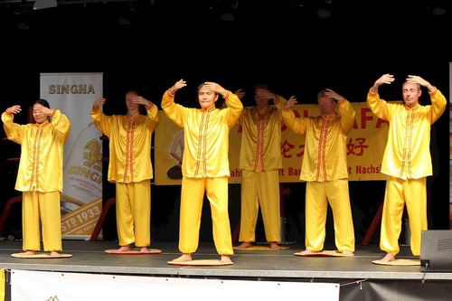 Image for article  İsviçre:  Zürih Asya Festivali'nde Falun Dafa'nın Dinginliği Sergilendi