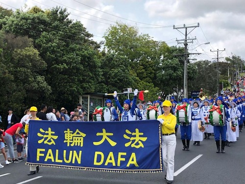 Image for article Yeni Zelanda: Falun Gong Uygulayıcıları Glenfield Santa Geçit Törenine Katıldılar