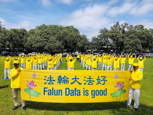 Image for article Yeni Zelanda:  Auckland'ın Mission Bay Plajı'nda Falun Dafa Tanıtımı ve Farkındalığı Arttırma