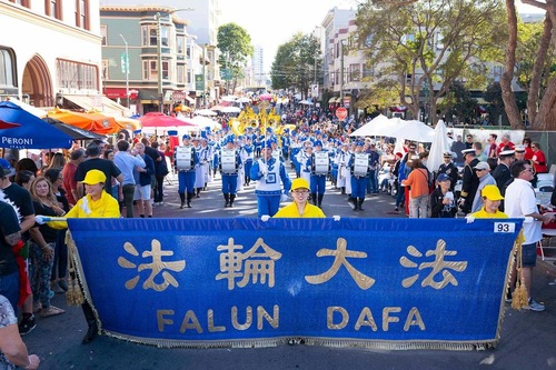 Image for article San Francisco: Falun Gong Uygulayıcıları Columbus Günü Geçit Töreninde Memnuniyetle Karşılandı