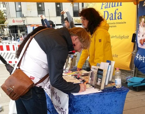 Image for article Almanya: İnsanlar Falun Gong Uygulayıcılarının Zulmü Protesto Etmelerine Destek Verdiler