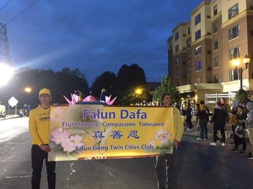 Image for article Minnesota: Falun Gong İkiz Şehirler Kulübü, Üniversite Mezunlar Günü Geçit Törenine Katıldı