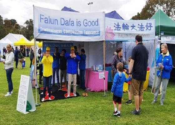 Image for article Avustralya: Falun Dafa Uygulayıcıları Yıllık Bahar Festivaline Doğruluk-Merhamet-Hoşgörü Getirdi 