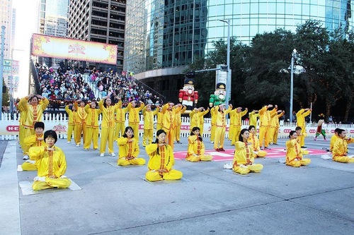 Image for article Teksas: Falun Dafa Uygulayıcıları Şükran Günü Etkinliğinde Shifu Li'ye Minnettarlıklarını Sundular