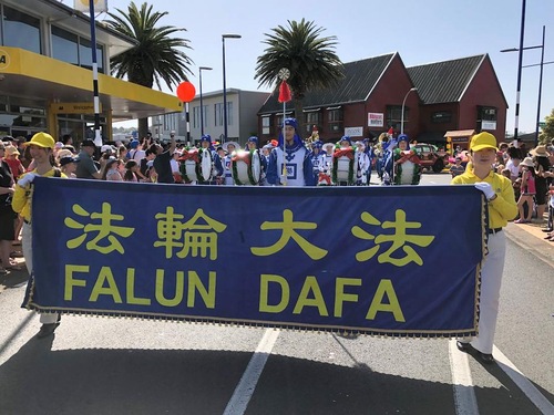 Image for article Yeni Zelanda: Falun Dafa Uygulayıcıları Orewa’daki Noel Geçit Törenine Katıldılar
