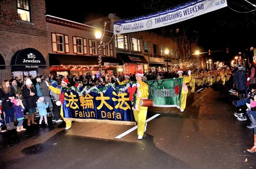 Image for article Pennsylvania: Falun Gong, West Chester Noel Geçit Törenlerinde İyi Karşılandı