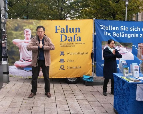 Image for article Hamburg: Falun Dafa Uygulayıcıları Bilgilendirme Günü Etkinliğinde Çin'de Yapılan Zulüm Hakkında Farkındalık Yarattı