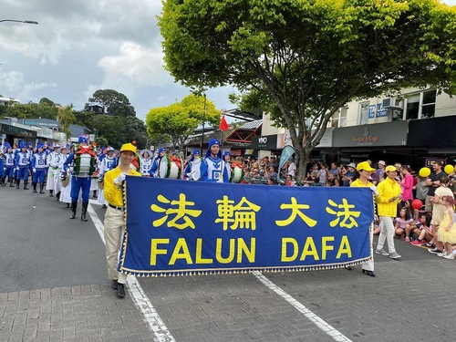Image for article Yeni Zelanda: Falun Dafa Uygulayıcıları Bu Tatil Sezonunda 15 Noel Geçit Törenine Katıldı