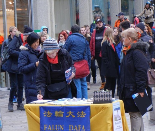 Image for article İsviçre: Vatandaşlar Falun Gong Zulmünü Durdurma Çabalarına Destek Gösterdi