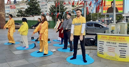 Image for article Türkiye: İstanbul'daki Uygulayıcılar İnsan Hakları Haftasında Zulüm Hakkında Farkındalık Yaratmak İçin Bir Dizi Etkinlik Düzenledi