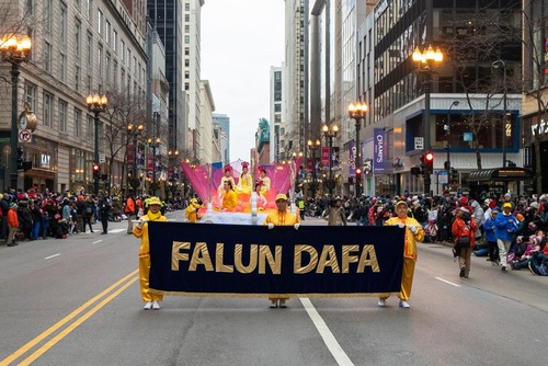 Image for article Chicago: Falun Dafa Tören Alayı Şükran Günü Geçit Töreninde Öne Çıkıyor