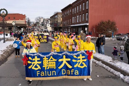 Image for article New York: Falun Dafa Grubu, Üç Eyalet Noel Geçit Törenine En Büyük Katılımı Gerçekleştirmeleriyle Tanındı