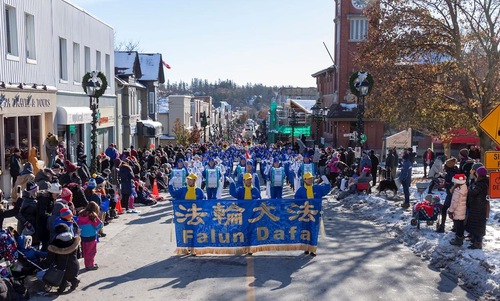 Image for article Toronto, Kanada: Falun Dafa Uygulayıcıları İki Günde Dört Noel Geçit Törenine Katıldılar