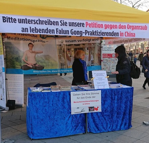 Image for article Almanya: Birçok kişi İnsan Hakları Günü'nde Çin Rejimi'nin Falun Gong’a Yaptığı Zulme Karşı Dilekçeyi İmzaladı