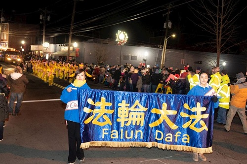 Image for article Middletown, NY: Falun Dafa Grubunun Noel Geçit Törenindeki Kültürel Takdimleri Neşe Getirdi