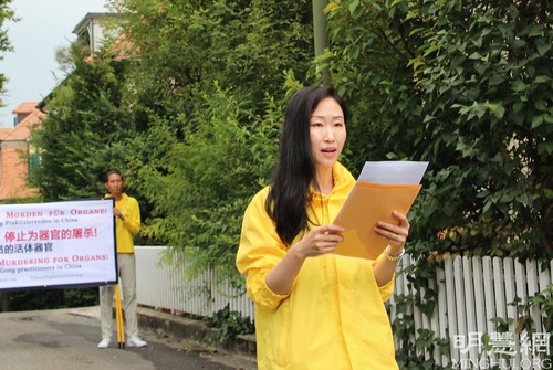 Image for article İsviçre: ÇKP'nin Yaptığı Zulüm 22. Yıla Girerken İnsanlar Falun Gong'a Olan Desteklerini İfade Ettiler