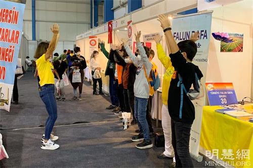 Image for article Türkiye: Mersin Şehrindeki Kitap Fuarında 9 Gün Boyunca Falun Dafa’nın Tanıtımı Yapıldı