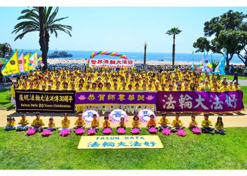 Image for article Los Angeles, Kaliforniya: Uygulayıcılar Santa Monica Sahilinde Dünya Falun Dafa Gününü Kutladılar