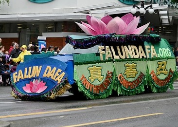 Image for article Victoria, British Columbia, Kanada: Falun Dafa Uygulayıcıları Victoria Günü Geçit Töreninde Parladı