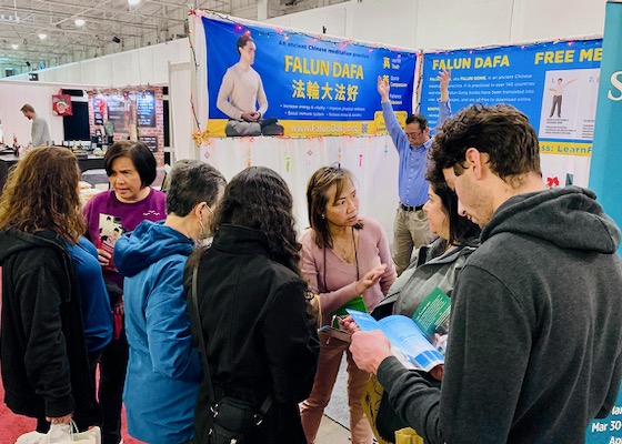 Image for article ​Kanada: İnsanlar Toronto'daki Noel Fuarında Falun Dafa’yı Uygulamayı Öğrendiler