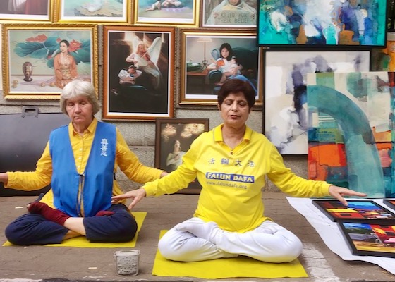 Image for article ​Hindistan: Katılımcılar Bangalore'daki Sanat Fuarı Sırasında Falun Dafa'yı Öğrendiler