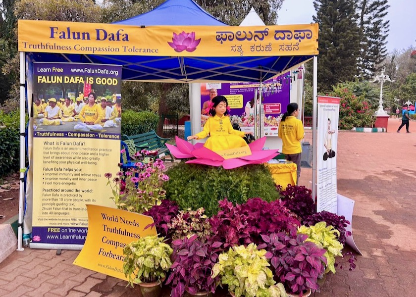 Image for article ​Hindistan: Ziyaretçiler Lalbagh Çiçek Gösterisi’nde Falun Dafa'nın Güzelliğini Deneyimledi