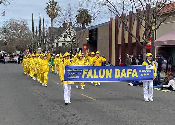 Image for article ​Kaliforniya: Falun Dafa Grubu Marysville'deki Bok Kai Festivaline Katıldı