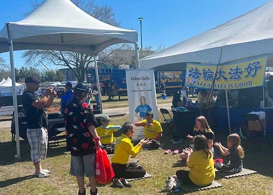 Image for article ​Florida, ABD: İnsanlar Dünya Milletleri Kutlamasında Falun Dafa Hakkında Bilgi Edindi