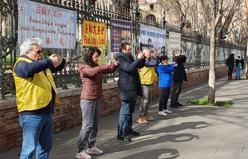 Image for article İtalya: Uygulayıcılar Birçok Şehirdeki Sakinlere Falun Dafa'yı Tanıttı