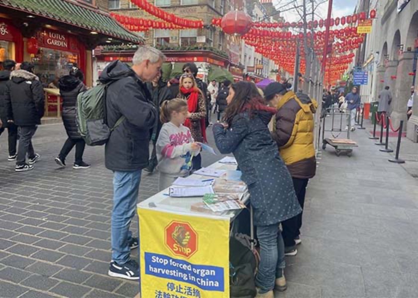 Image for article Londra, Birleşik Krallık: Fener Festivali Sırasında Çin Mahallesinde Falun Dafa'nın Tanıtımı Yapıldı