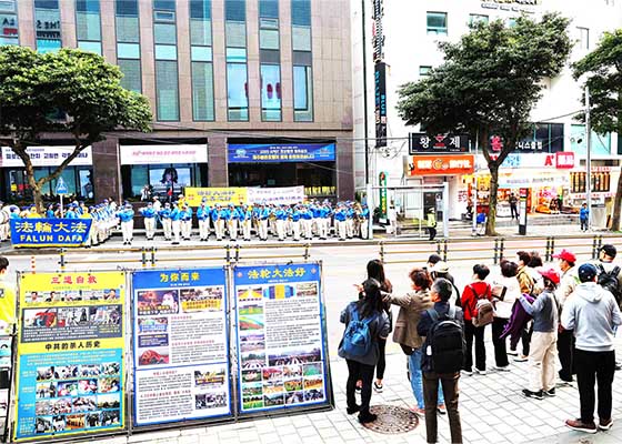 Image for article ​Jeju Adası, Güney Kore: Halka ve Turistlere Falun Dafa'nın Tanıtılması