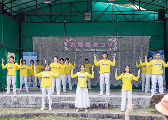 Image for article ​Japonya: Kiraz Çiçeği Festivali Sırasında Falun Dafa Tanıtımı