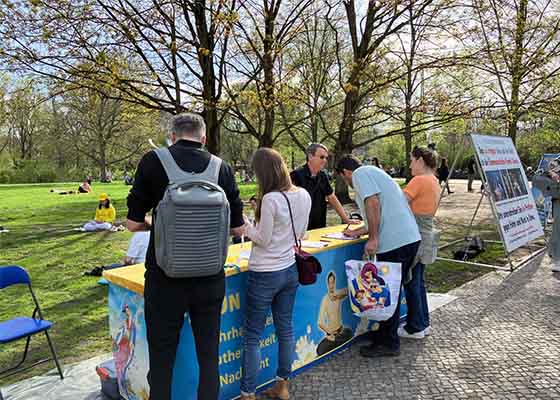 Image for article Almanya, Berlin: İnsanlar Falun Gong'u Destekledi ve Zulmü Kınadı