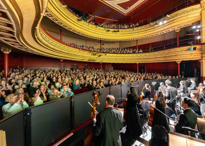 Image for article Shen Yun Avustralyalı, Avrupalı ​​ve Kuzey Amerikalı Tiyatro Seyircilerini Duygulandırdı