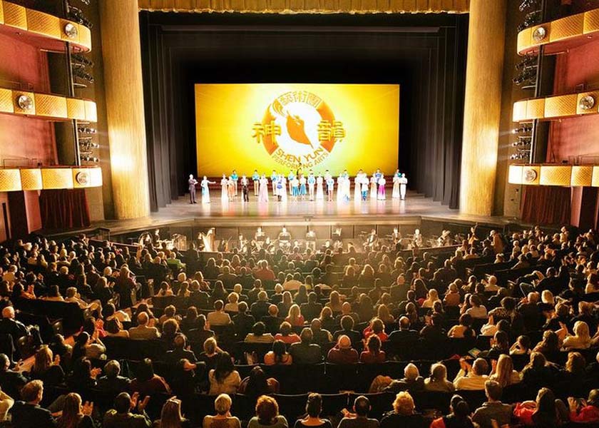 Image for article Houstonlı Tiyatro Seyircileri Shen Yun'un Kayıp Kültür Sunumuyla Büyülendi: “Her Yerde Muhteşemler”