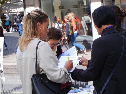 Image for article  İsviçre: Uygulayıcılar Cenevre'de Falun Gong'u Tanıtmak ve Zulüm Gerçeğini Anlatarak Farkındalık Artırmak İçin Faaliyetler Düzenlediler