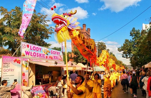 Image for article Polonya: Falun Gong Uygulayıcıları Çin Kültürünü Çiçek Festivaline Taşıdı