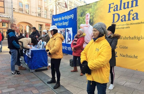 Image for article Schwerin, Almanya: İnsanlar Falun Gong'u Destekledi