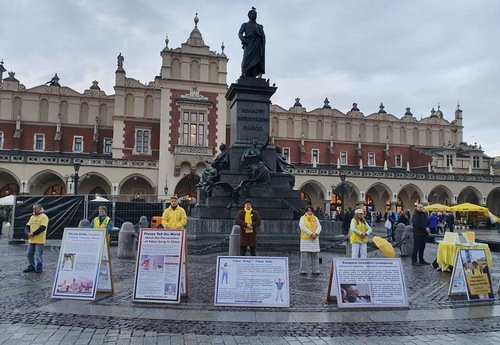 Image for article Polonya: Yerli Halk ve Turistler Falun Gong'u Desteklemek İçin Harekete Geçti