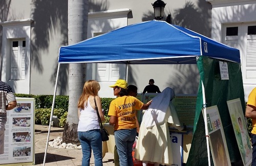 Image for article Porto Riko: Eski San Juan'daki Yıllık Noel Festivalinde Falun Dafa Tanıtımı