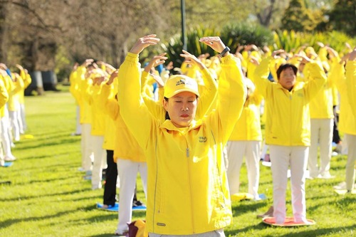 Image for article Avustralya: Bütün Bir Aile Hevesle Falun Dafa'yı Uygulamaya Başladı