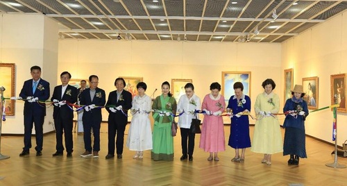 Image for article Güney Kore: Zhen Shan Ren Resim Sanat Sergisi, Falun Dafa'nın Güzelliğini Busan Sakinlerine Ulaştırdı