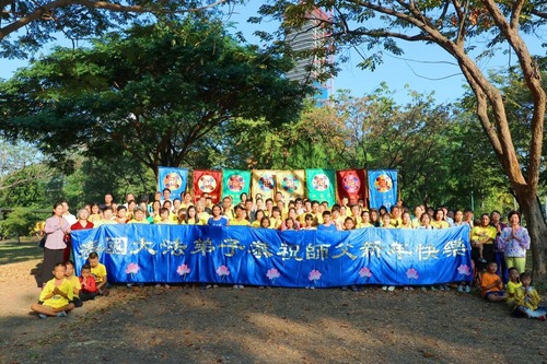 Image for article Tayland: Uygulayıcılar Falun Dafa'nın Kurucusuna Mutlu Bir Yeni Yıl Diliyor
