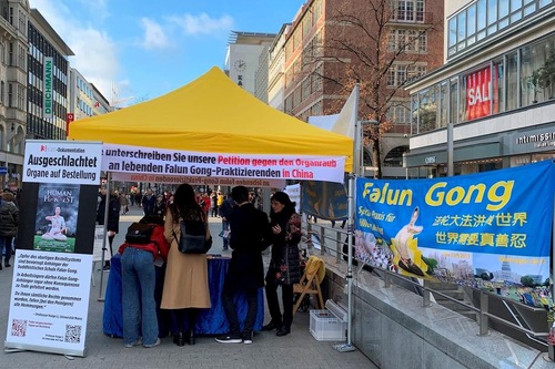 Image for article Almanya: 2020 Yılının İlk Bilgi Etkinliği Sırasında İnsanlar Falun Dafa'nın İlkelerine Çekildiler